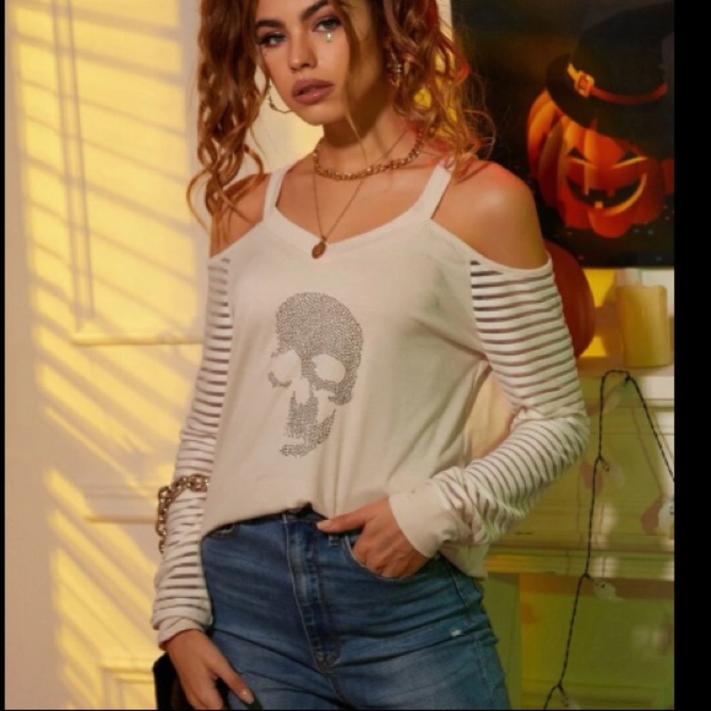 🛍Bedazzled Skull pullover